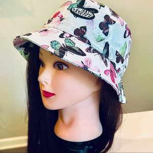 NWOT Petals and Peacocks~  Bucket Hat ~ light weight , w/ Butterflies